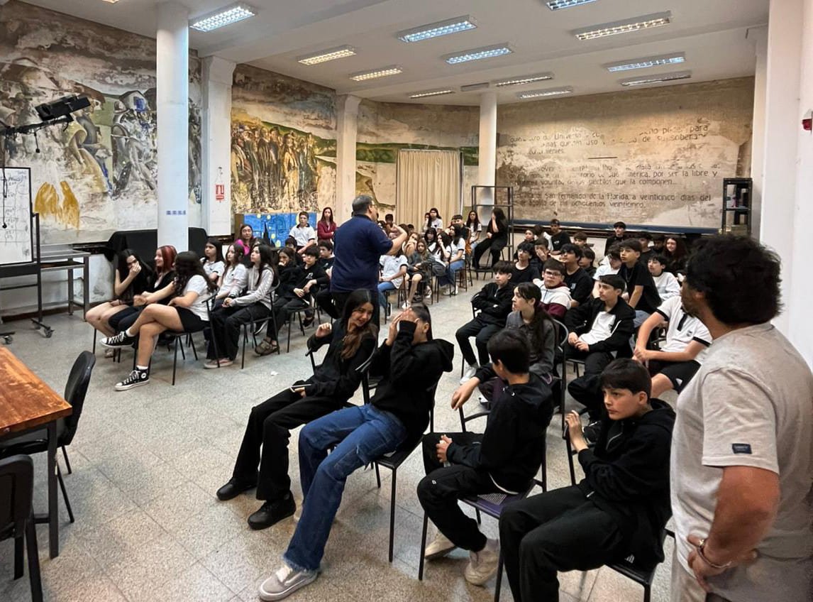Charla sobre adolescencia con estudiantes de educación secundaria